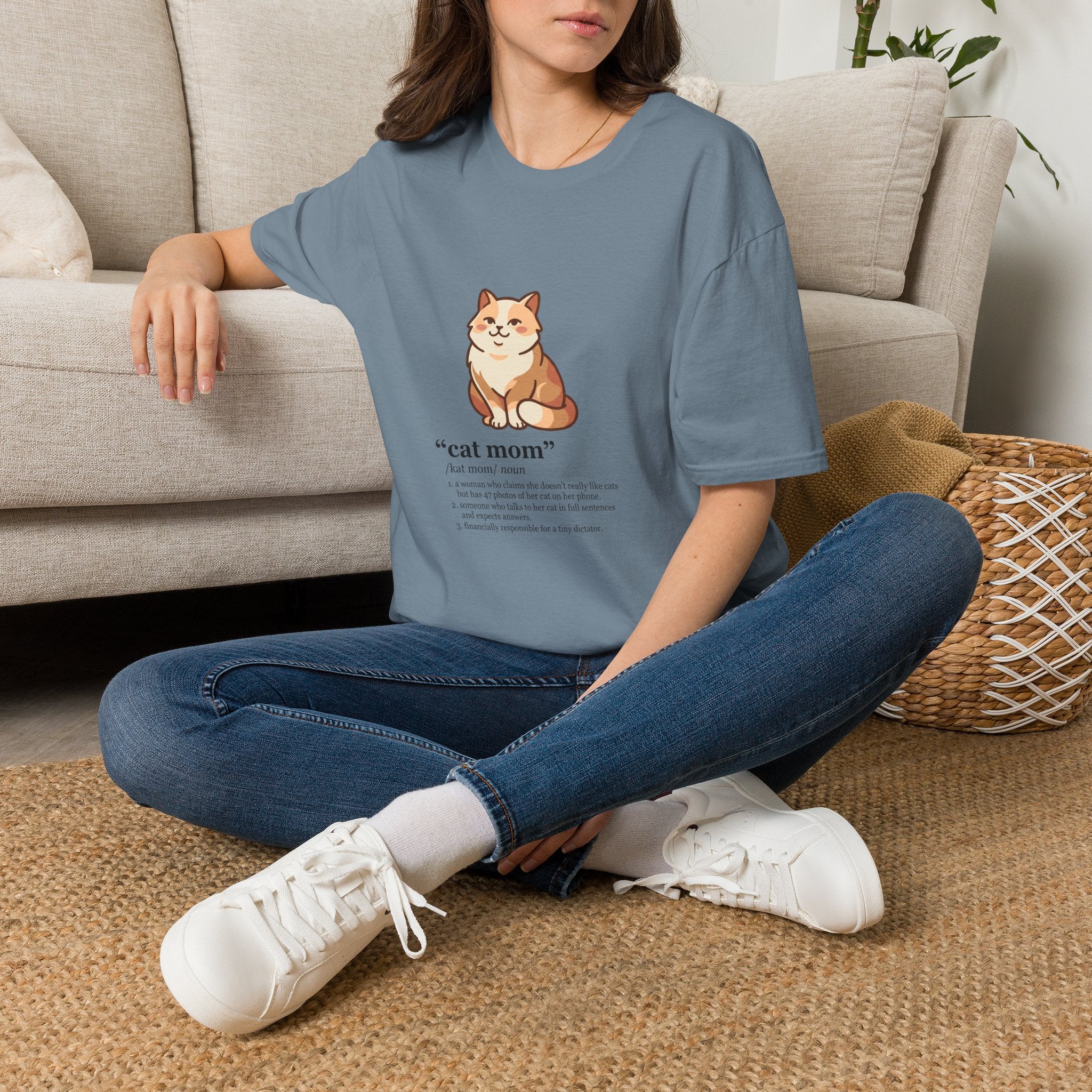 | Cat Mom Graphic Illustation T-Shirt | Cute Fluffy Cat Illustration